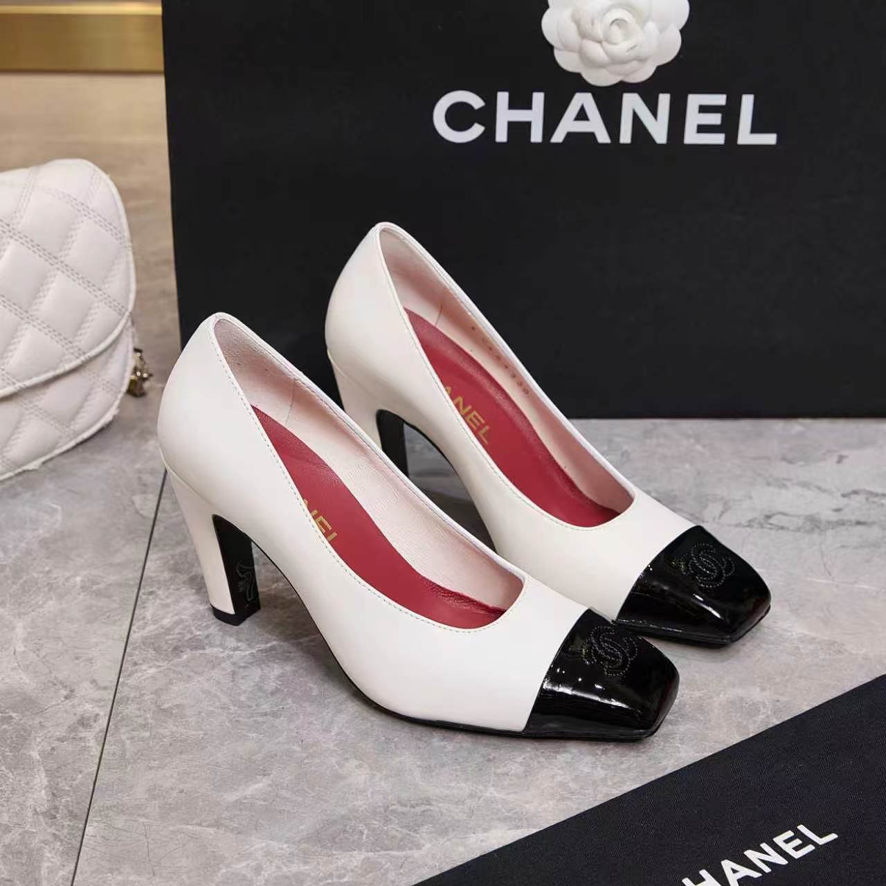 NO:957255,Chanel Chanel - 2026 Counter Top Casual Sports Shoes This classic design; the upper is in the style of electric embroidery with various crafts; the outsole is fashionable and sporty; the extraordinary inclusion of a variety of color matching elements... The diversified mix and match is very good-looking and versatile, casual, fashionable, sports, and outdoor can be taken into account... Go Material The upper is made of original imported mixed sheepskin, the lining is made of original imported breathable sheepskin lining, and the outsole is based on the original genuine leather outsole  Counter boutique package complete set for women 35-41, high heels and single shoes, chanel, chanel, high heels, sneakers, sheepskin, Leather soles19860909Chanel香奈儿——2026专柜顶级休闲款运动鞋 这款经典设计；鞋面多种工艺电绣的风格；大底却时尚运动；不平凡的拥入了多种配色元素…… 多元化混搭非常好看百搭,休闲,时尚,运动,户外都能兼顾…… Go 材料 鞋面采用 原版进口混种羊皮 内里采用 原版进口透气羊皮里 大底根据 原版真皮大底 专柜精品包装全套女35–41,高跟鞋单鞋,chanel,chanel,high heels,sneakers,sheepskin,Leather soles,Women's Shoes
