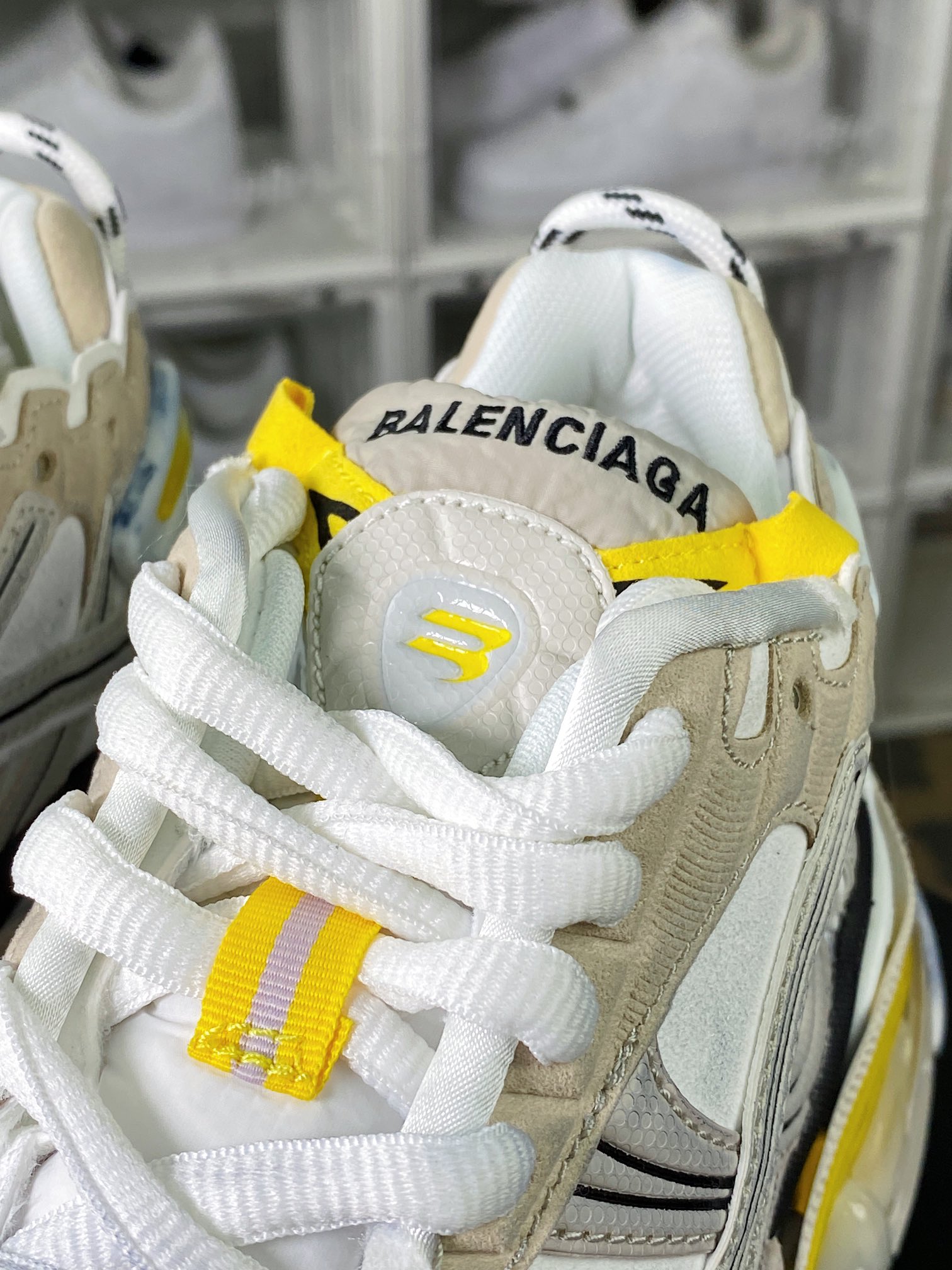 500 巴黎世家BALENCIAGA Runner Sneaker"White/Black/Khaki"2.0慢跑慢跑鞋“2.0解构破坏白黑卡其黄”