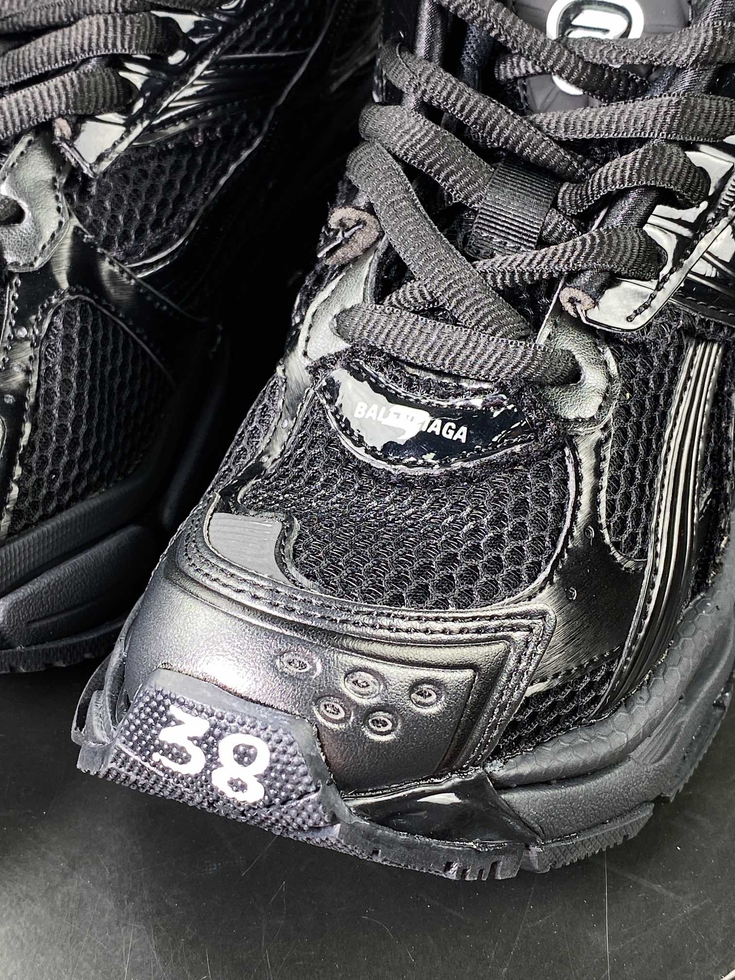 520 巴黎世家BALENCIAGA Runner Sneaker"Triple Black/White"2.0慢跑鞋“2.0解构破坏武士黑白LOGO”772767 W3RNY 0135