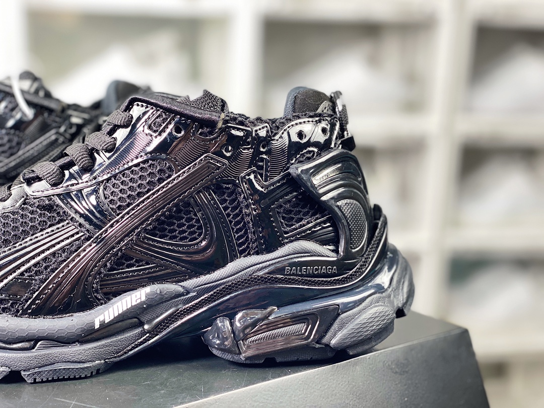 520 巴黎世家BALENCIAGA Runner Sneaker"Triple Black/White"2.0慢跑鞋“2.0解构破坏武士黑白LOGO”772767 W3RNY 0135