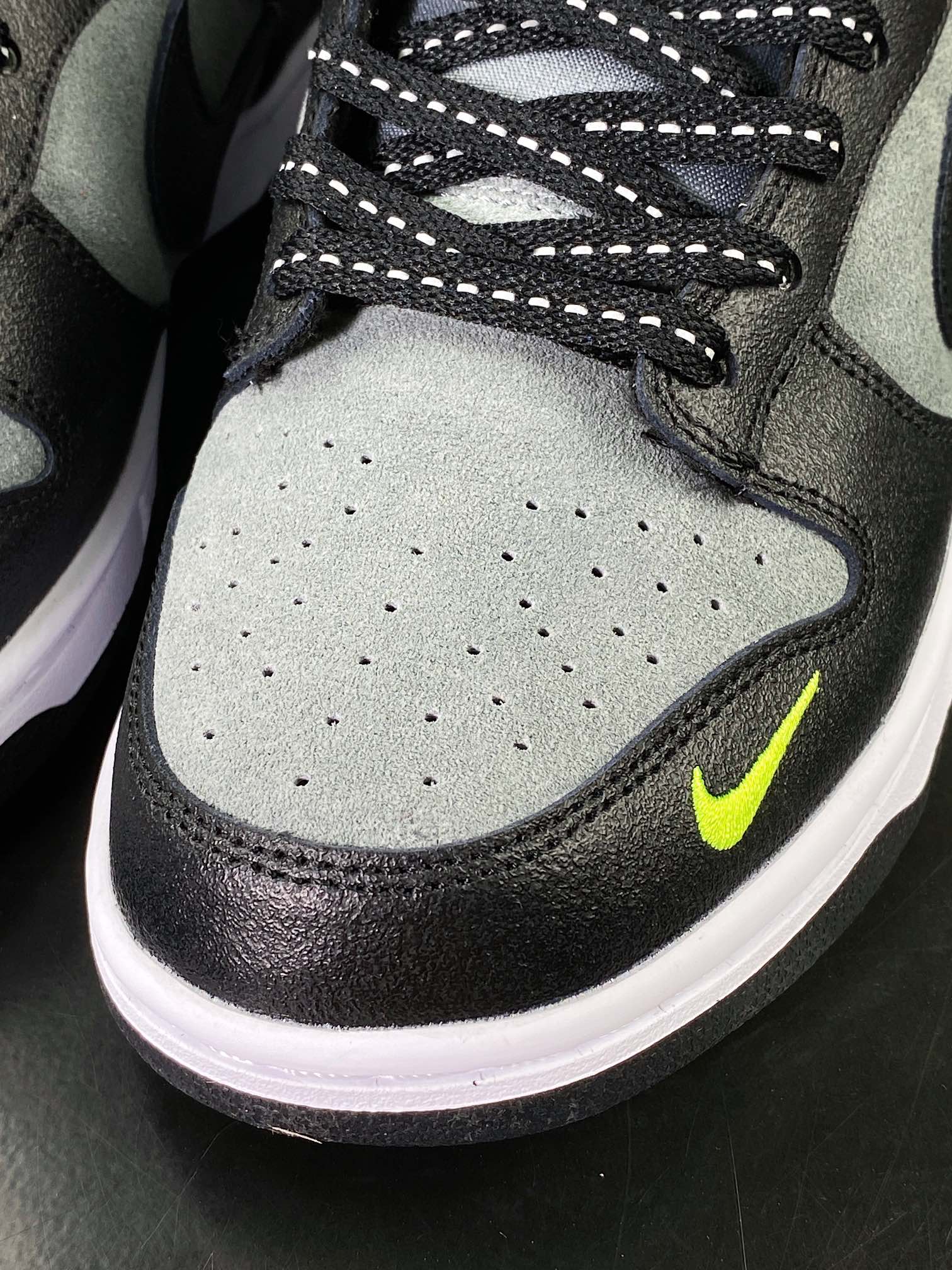 240 SB Dunk Low”Black Grey Green Strike”扣篮系列板鞋“黑灰迷你小钩”FQ2205-001