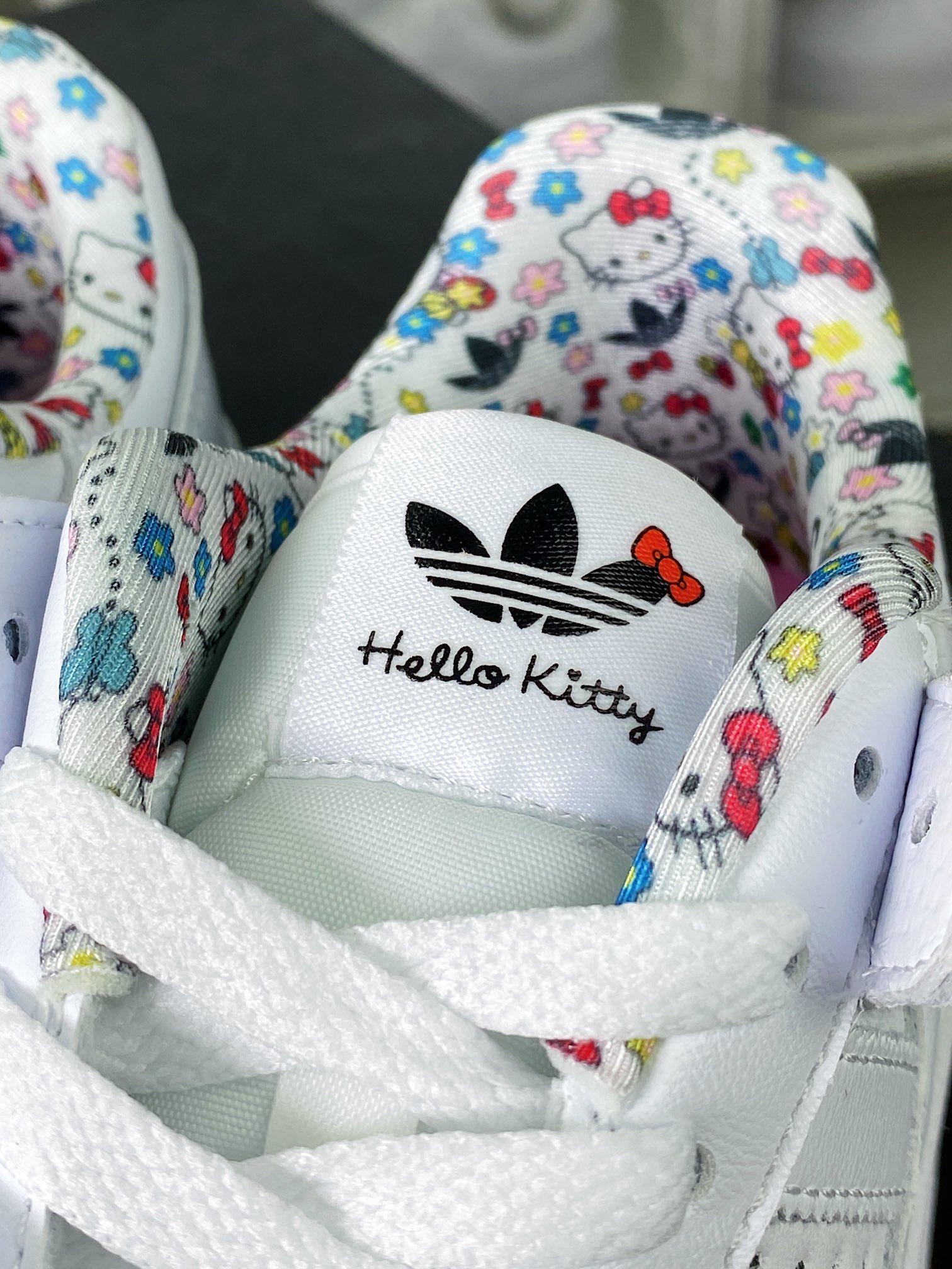 240 Adidas Originals Forum 84 Low”Hello Kitty And Friends”罗马板鞋“联名白彩色刺绣凯蒂猫花朵”IG0301