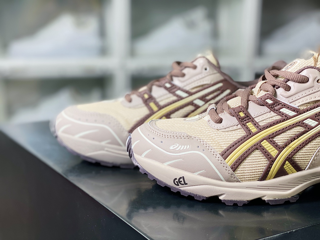 200 ASICS Tiger GEL-1090系列低帮户外风休闲运动跑步鞋“米白黑浅蓝沙棕”1203A243-023