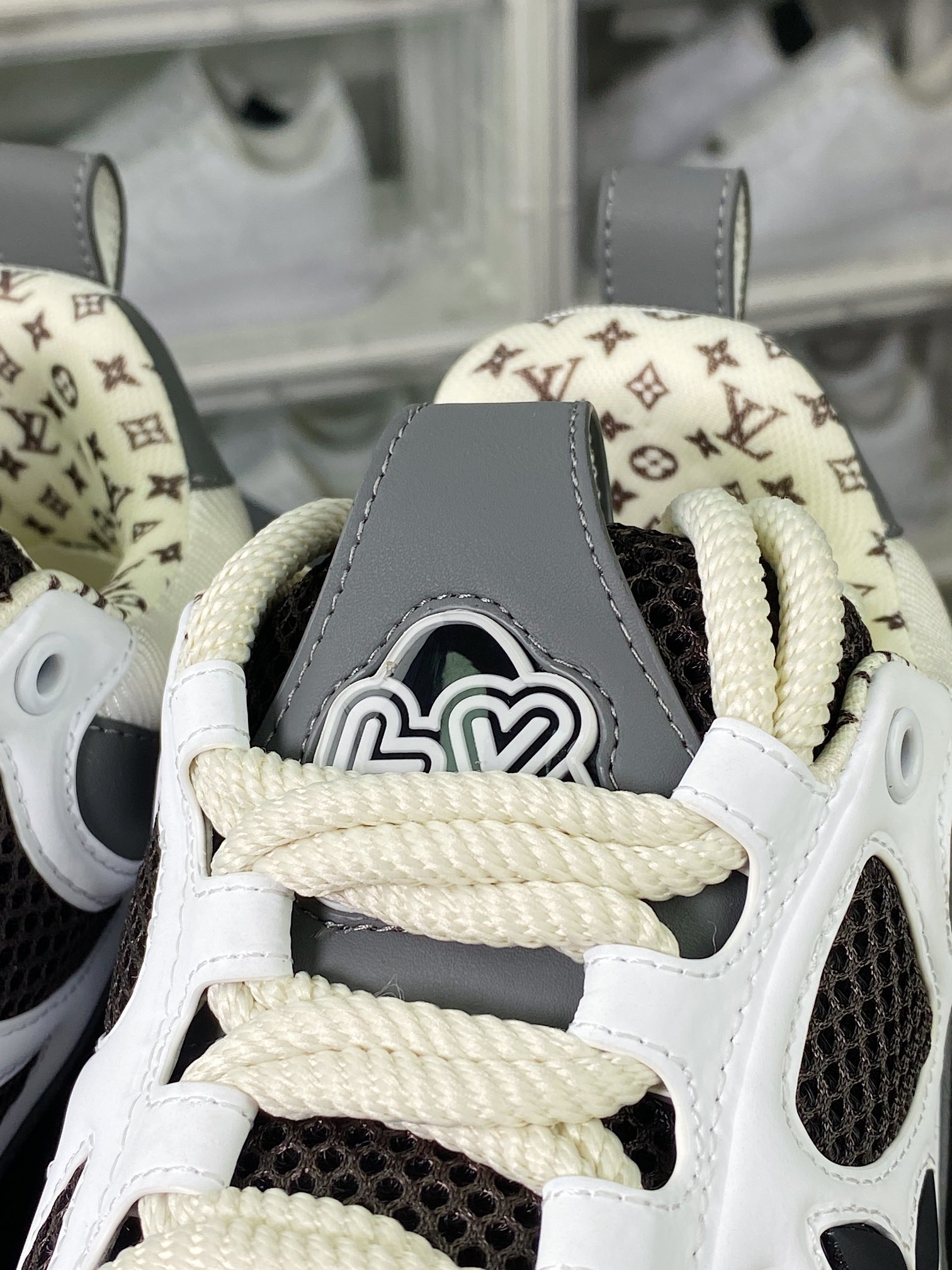 500 LV【路易威登Louis Vuitton】 Skate 1854 Low Sneaker LV54系列低帮板鞋“黑白深灰花卉”1AC52J