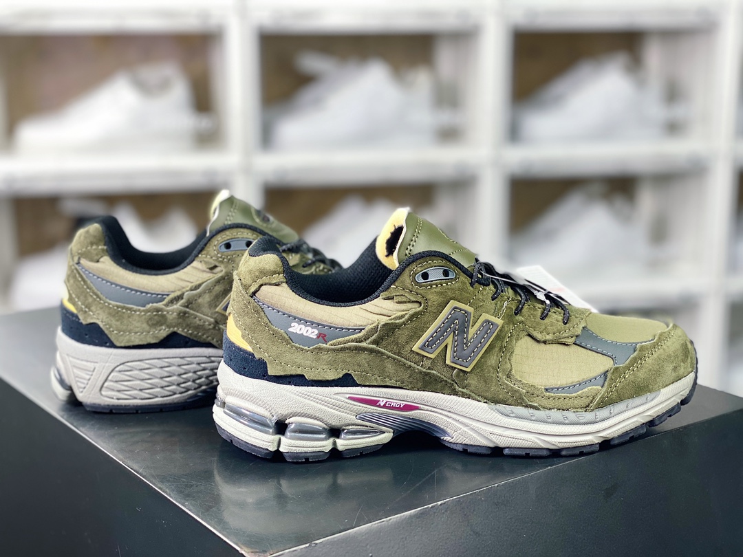 200 新百伦New Balance 2002R”Protection Pack”系列低帮复古慢跑鞋“橄榄军绿做旧破布”M2002RDN