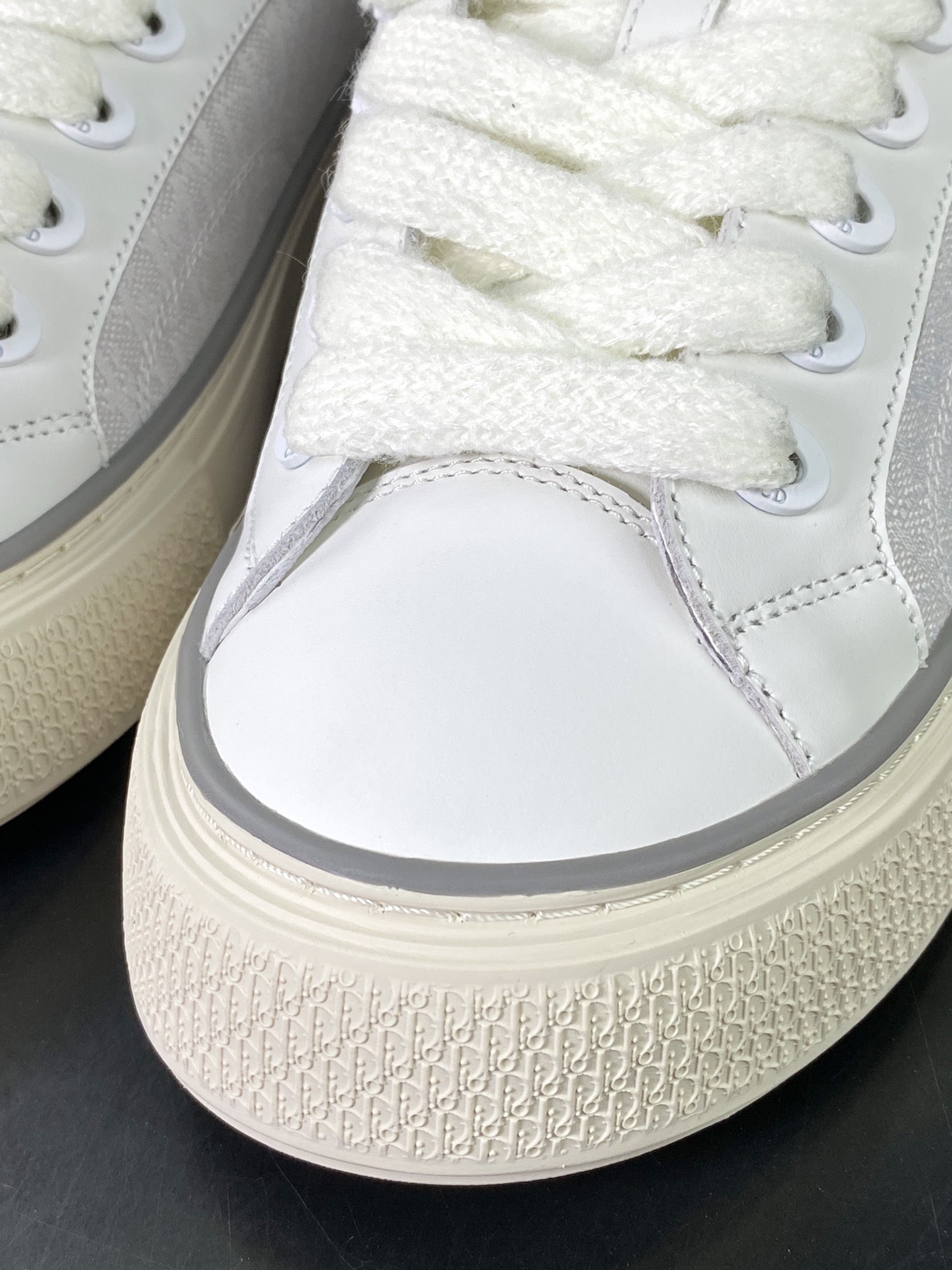 450 Dior B33 Low Top Sneakers"Oblique"B33系列低帮板鞋“奶白灰CD重影”3SN303ZYS_H068