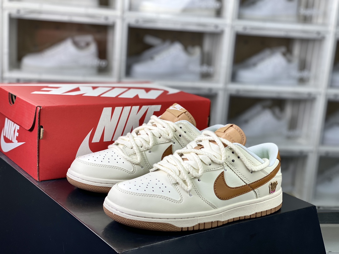 SB Dunk Low”Beige Brown Bear”扣篮系列低帮板鞋“米白棕豆乳熊仔绑绳”DD1873-200