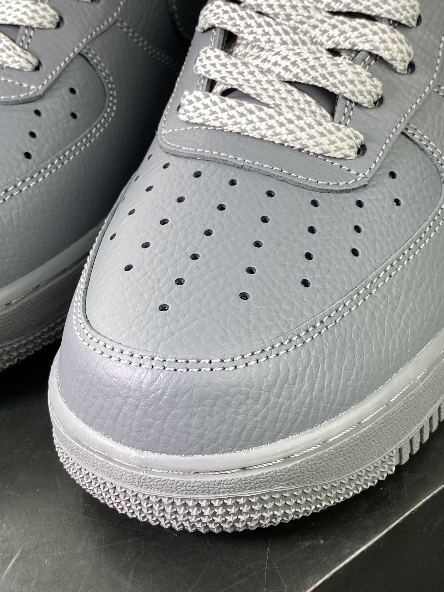 240 Air Force 1'07 Low 空军一号低帮经板鞋“皮革灰白”CZ6767-108