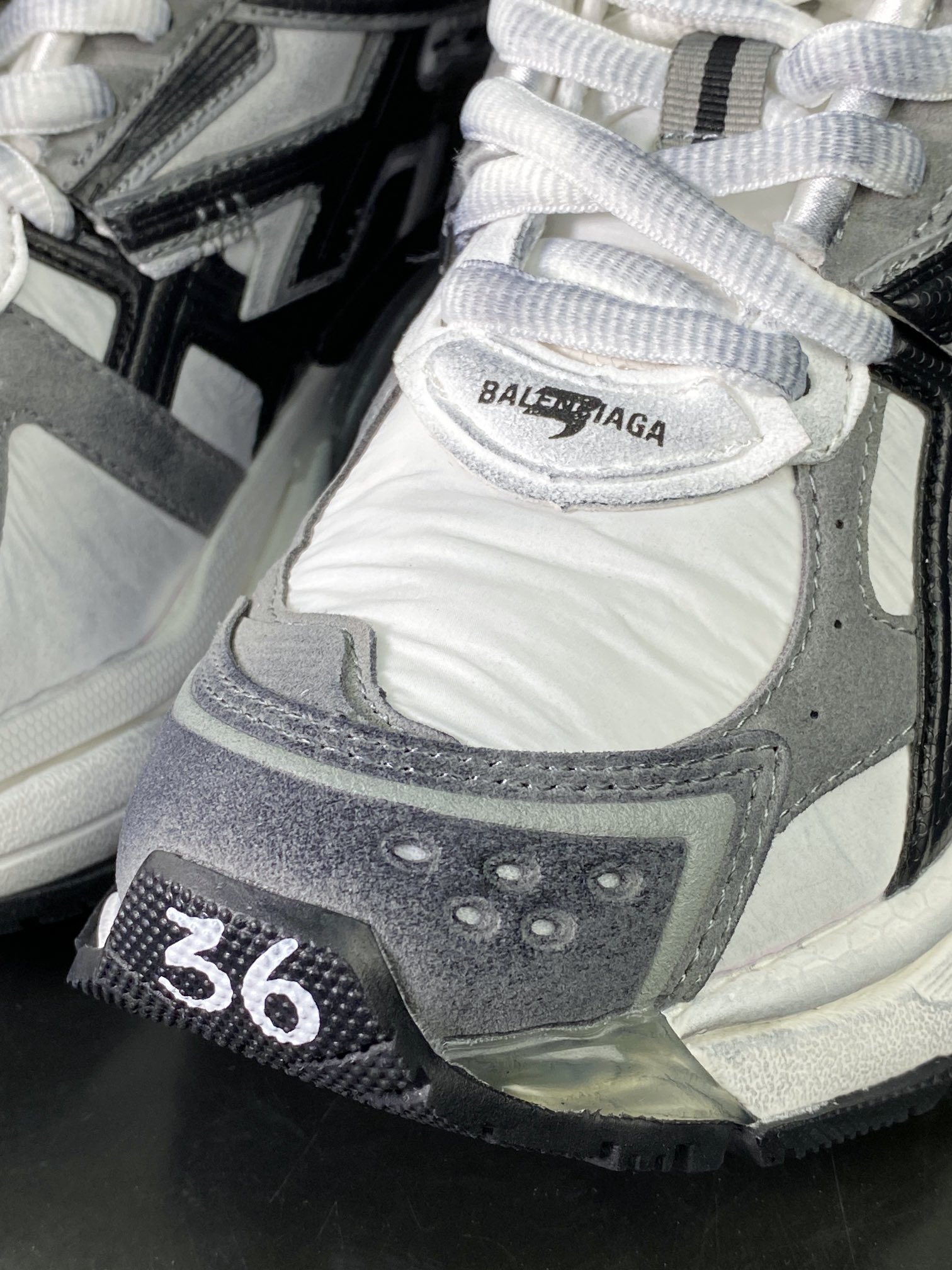 500 巴黎世家BALENCIAGA Runner Sneaker"White/Grey/Marble"2.0慢跑鞋“2.0解构破坏白黑大理石纹做旧”772774 W3RNY 2301