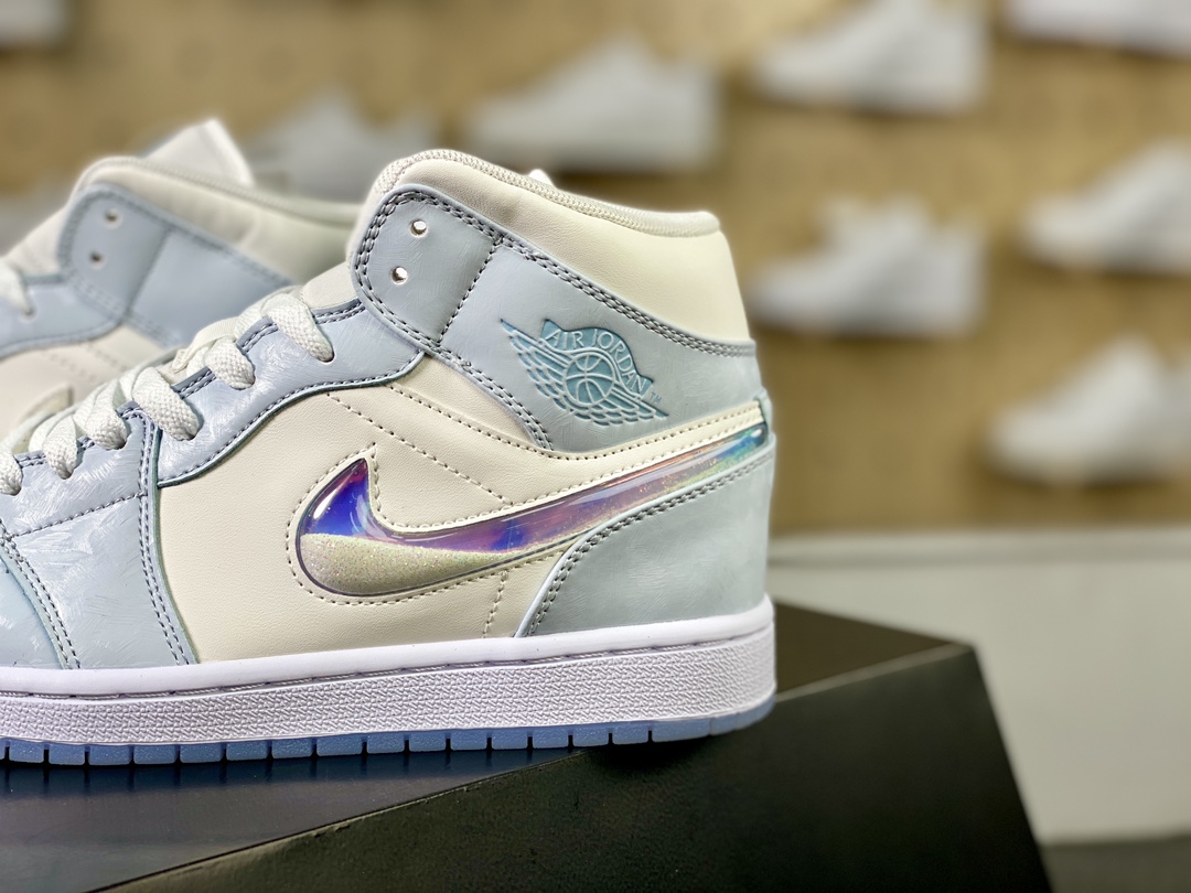 240 耐克Nike Wmns Air Jordan 1 Mid SE"Glitter Swoosh"AJ1乔丹一代篮球鞋“白蓝冰雪奇缘星空流沙”FQ9117-400