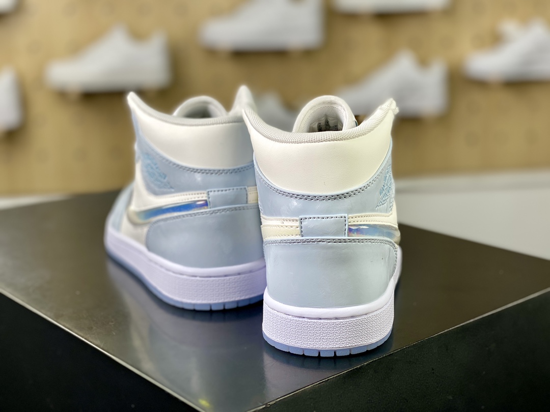 240 耐克Nike Wmns Air Jordan 1 Mid SE"Glitter Swoosh"AJ1乔丹一代篮球鞋“白蓝冰雪奇缘星空流沙”FQ9117-400