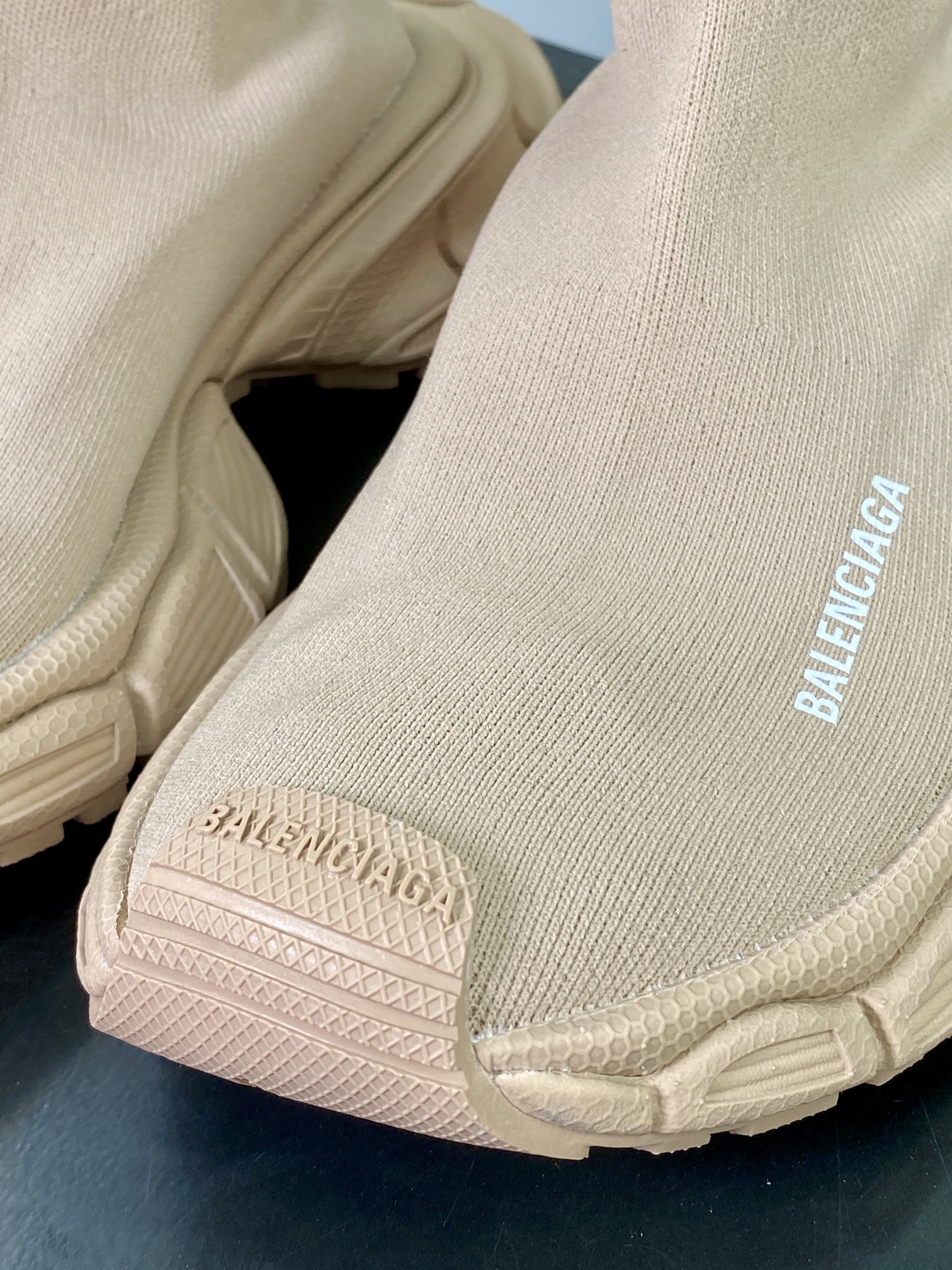 280 巴黎世家BALENCIAGA 3XL Sock Knit Sneaker 3XL针织系列中帮袜运动鞋“针织卡其白LOGO”758483 W2DG1 1090