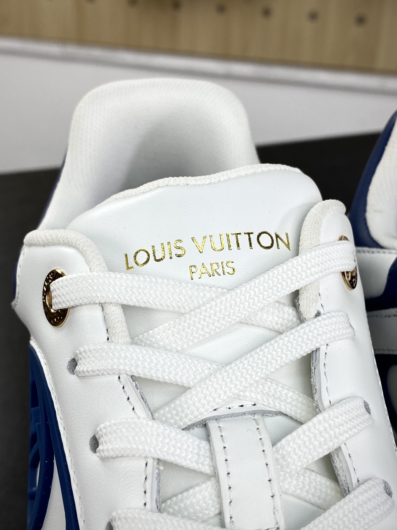 600 Louis Vuitton NEO RUN AWAY Low 运动系列低帮复古百搭休闲运动文化篮球板鞋