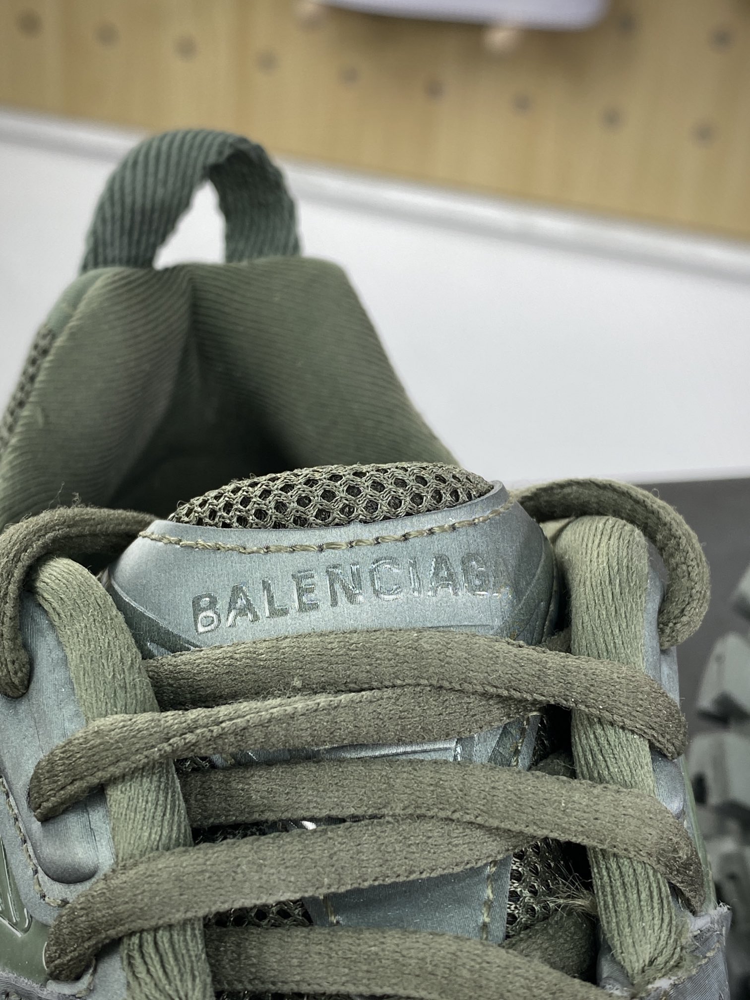 500 巴黎世家BALENCIAGA Defender Rubber Platform Sneakers”Army Green”卫士系列低帮慢跑鞋“暗绿做旧”685613 W2RA6 3000