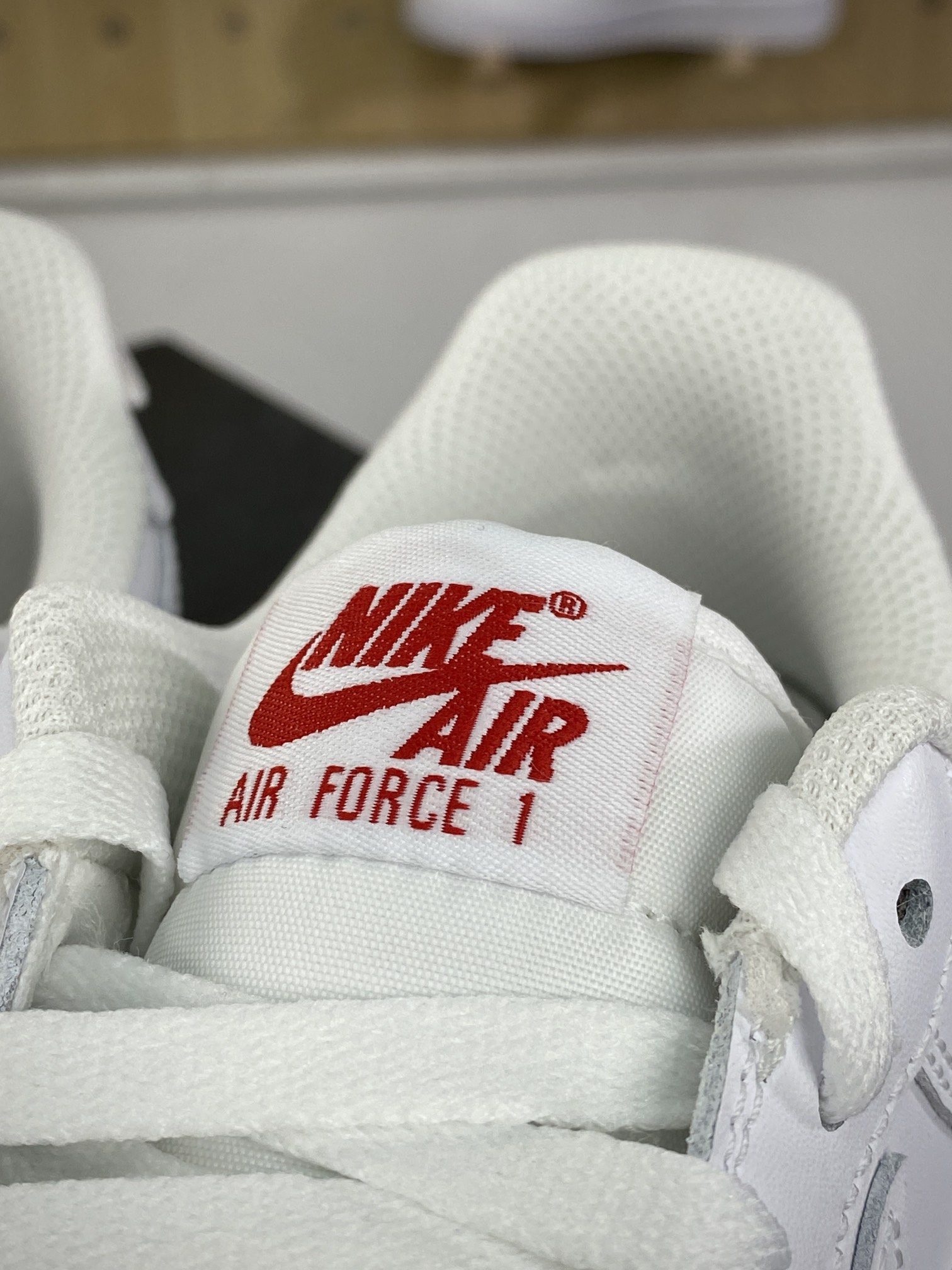 200 耐克Nike Air Force 1’07 Low LV8”White Red”空军一号板鞋“皮革白红小钩提环”FZ7187-100