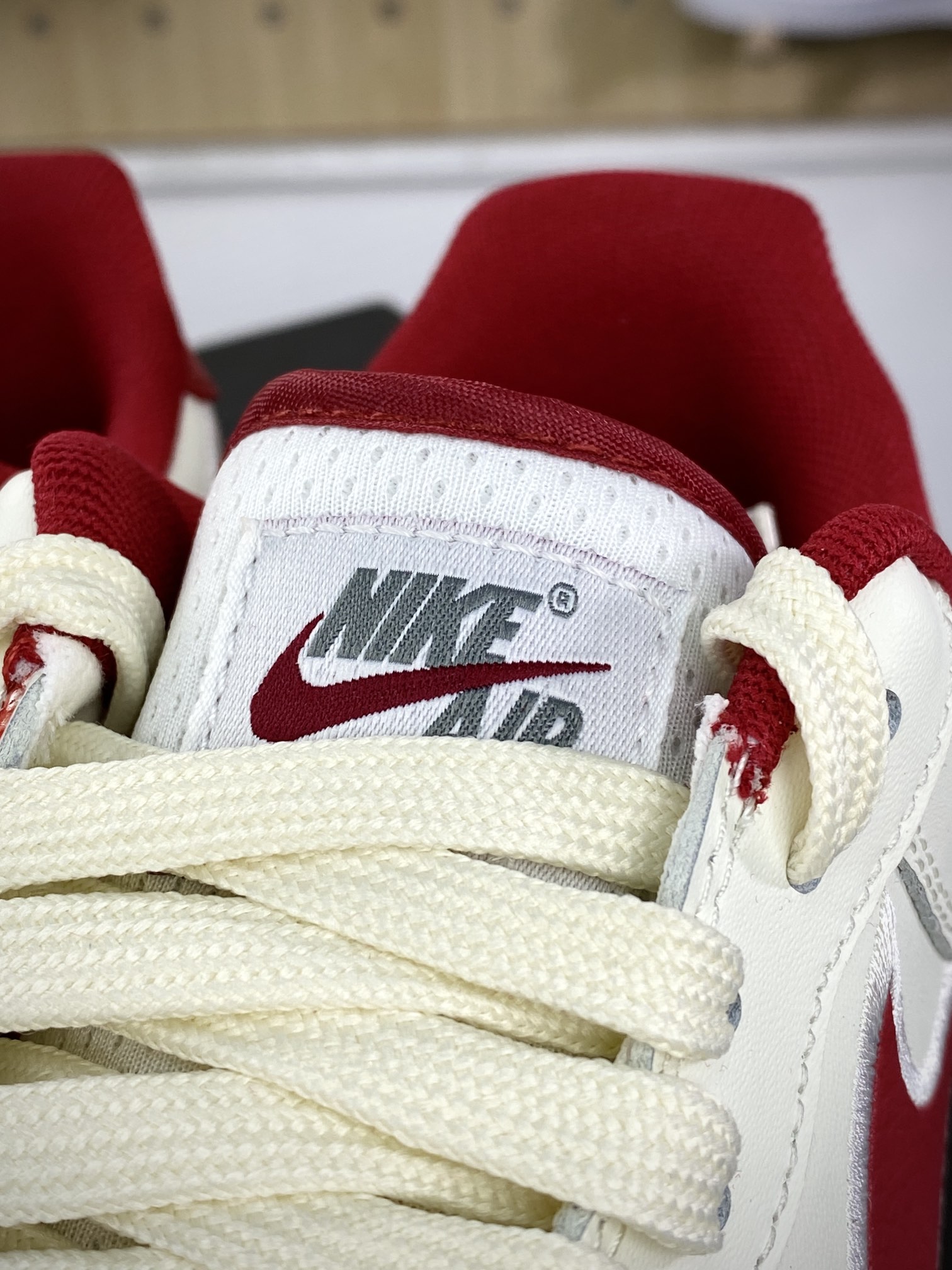 200 耐克Nike Air Force 1’07 Low”White University Red”空军一号板鞋“皮革白大学红电绣钩子”FV0392-101