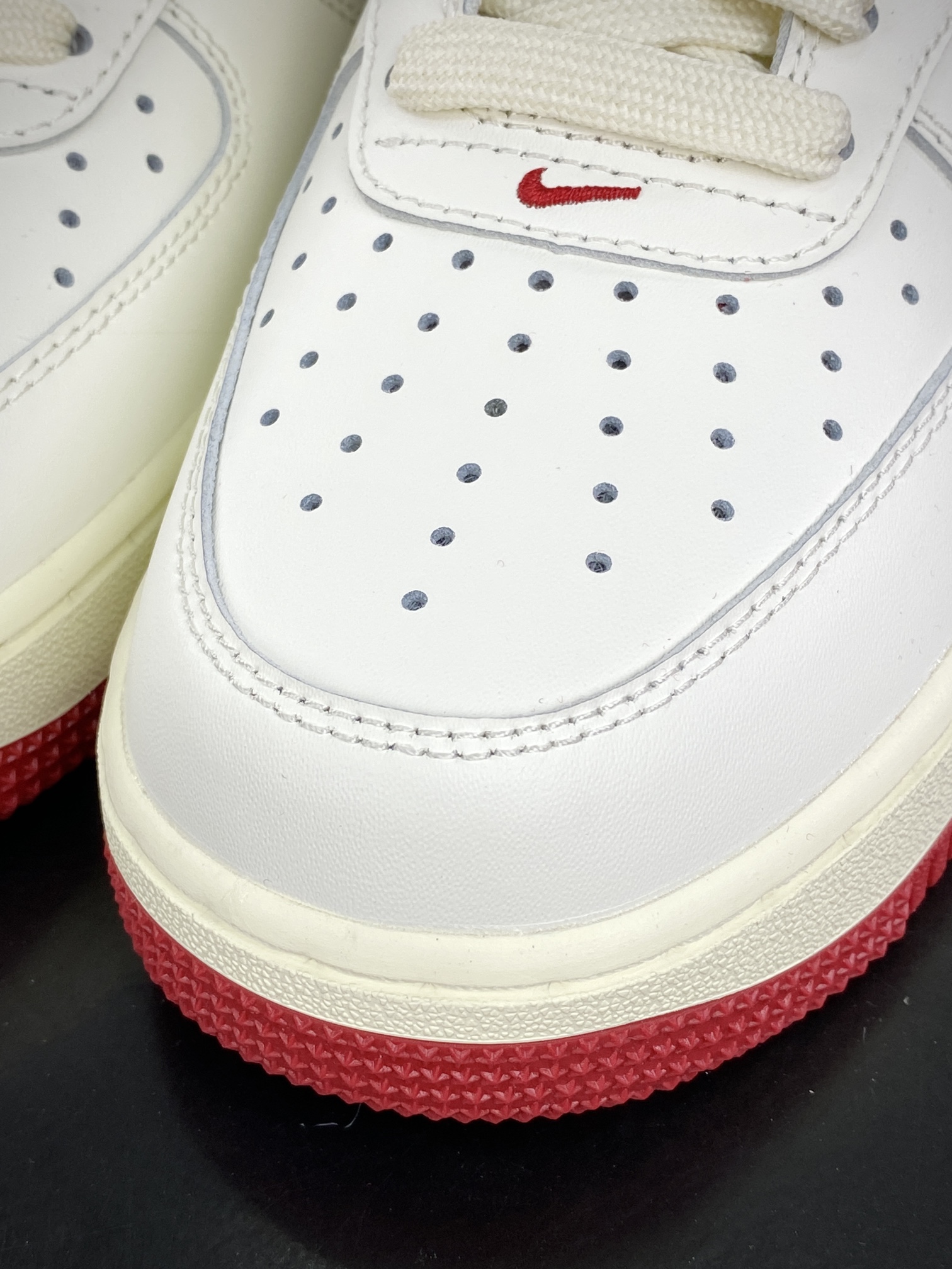 200 耐克Nike Air Force 1’07 Low”White University Red”空军一号板鞋“皮革白大学红电绣钩子”FV0392-101