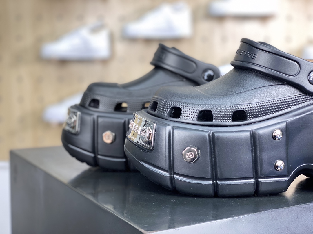 240 BALENCIAGA  x Crocs HardCrocs Sandal 拖鞋式凉鞋”黑银金属铆钉”687398 W1S8N 1081