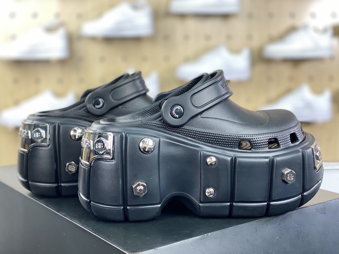 240 BALENCIAGA  x Crocs HardCrocs Sandal 拖鞋式凉鞋”黑银金属铆钉”687398 W1S8N 1081