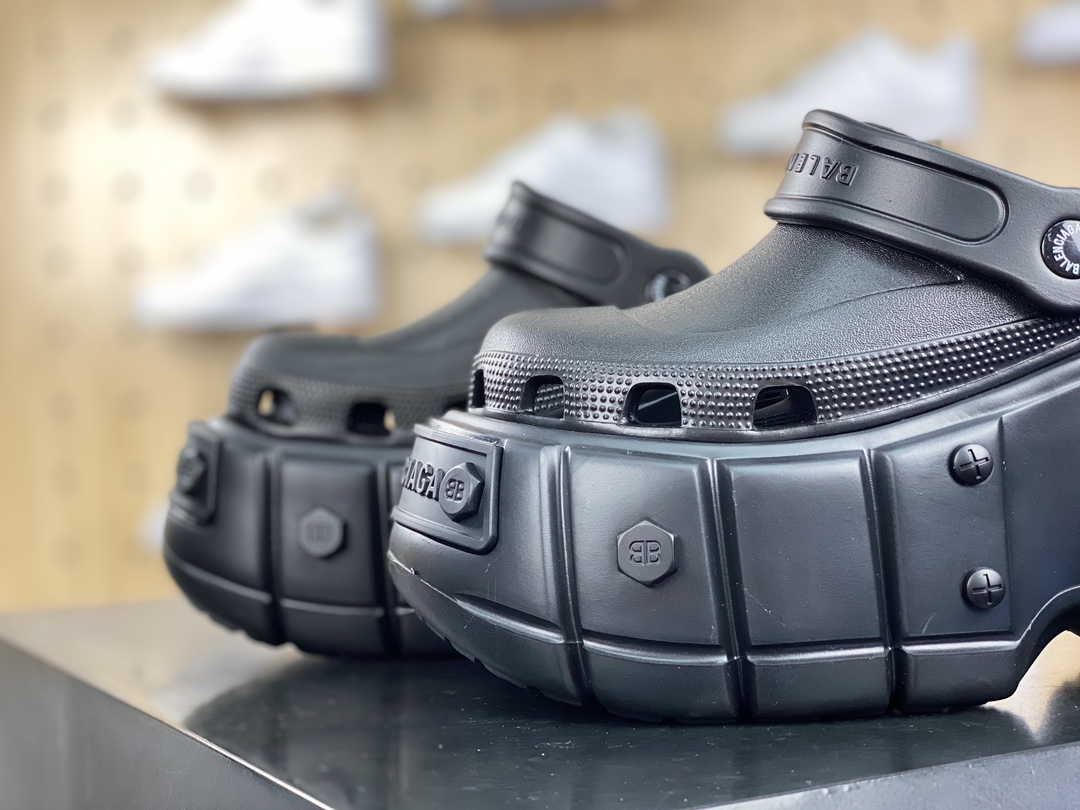 240 巴黎世家BALENCIAGA  x Crocs HardCrocs Sandal 拖鞋式凉鞋”全黑铆钉”687397 W1S8N 1010