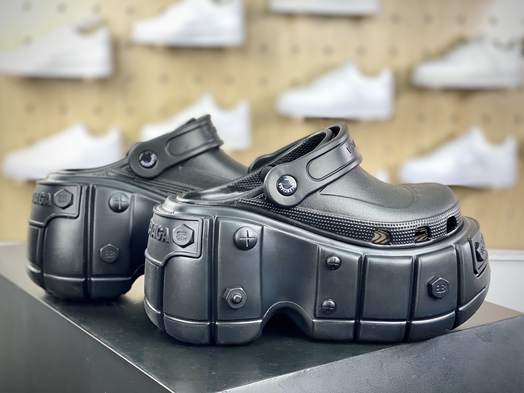 240 巴黎世家BALENCIAGA  x Crocs HardCrocs Sandal 拖鞋式凉鞋”全黑铆钉”687397 W1S8N 1010