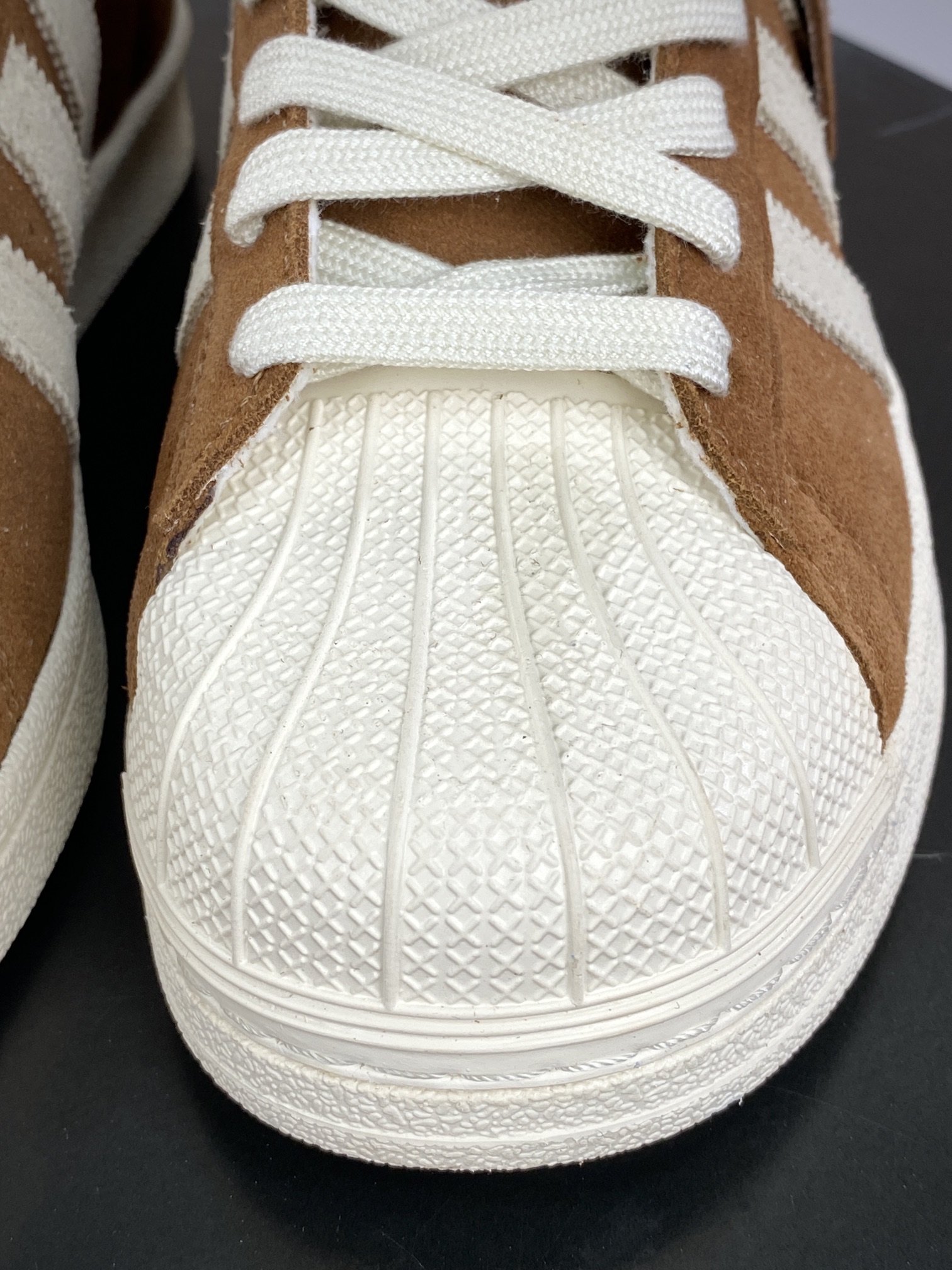 200 三叶草Adidas Originals Superstar”Brown Desert”经典贝壳头板鞋“翻毛摩卡棕米白”IG3048