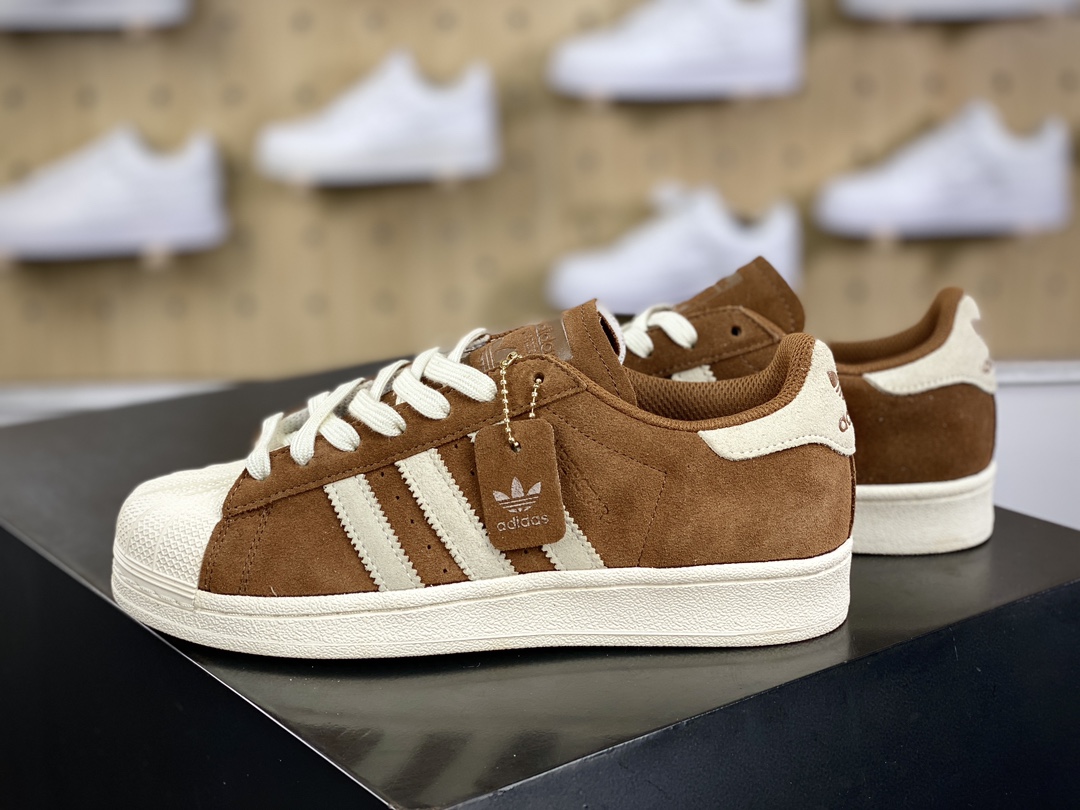 200 三叶草Adidas Originals Superstar”Brown Desert”经典贝壳头板鞋“翻毛摩卡棕米白”IG3048