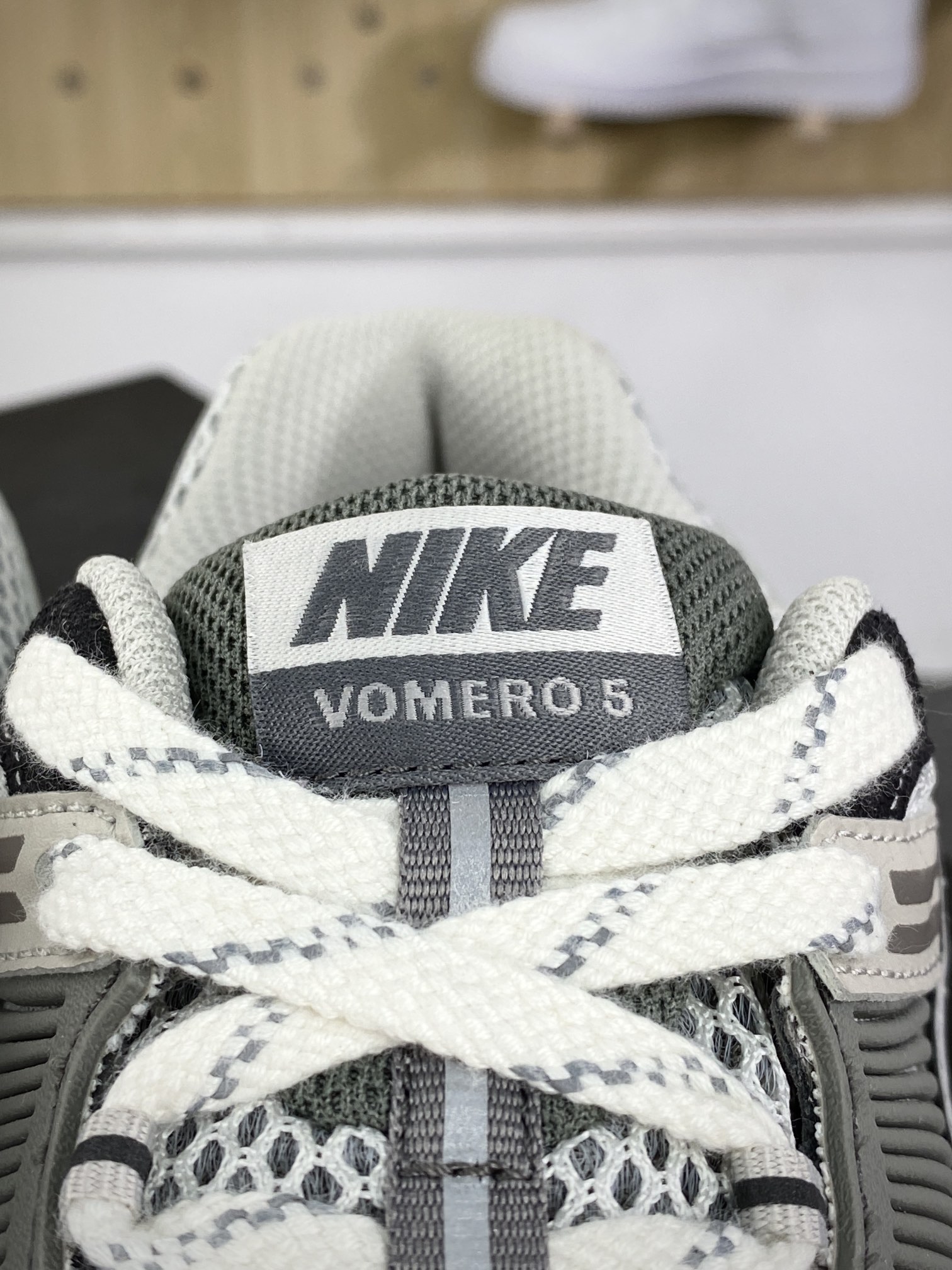 220 耐克Nike Zoom Vomero 5 ”Light Iron Ore ”佛莫罗5代系列慢跑鞋“骨白深灰”FD0791-012