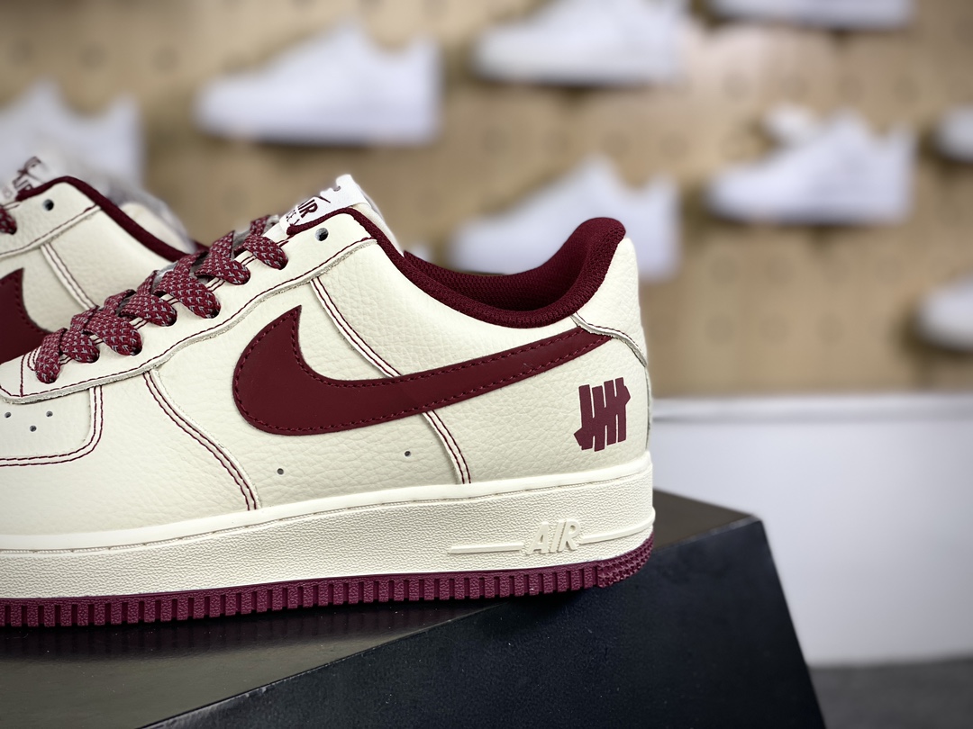 240 UNDEFEATED x Nike Air Force 1′07 Low”Beige/Wine Red”空军一号板鞋“皮革五杠米白酒红钩子”UN2395-523