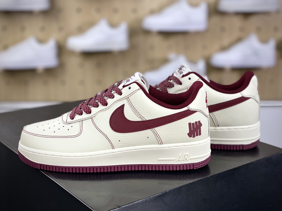 240 UNDEFEATED x Nike Air Force 1′07 Low”Beige/Wine Red”空军一号板鞋“皮革五杠米白酒红钩子”UN2395-523