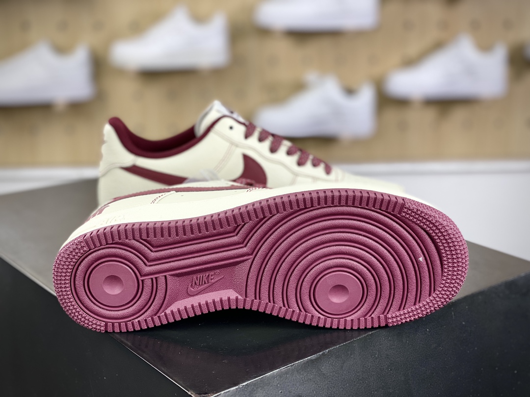 240 UNDEFEATED x Nike Air Force 1′07 Low”Beige/Wine Red”空军一号板鞋“皮革五杠米白酒红钩子”UN2395-523