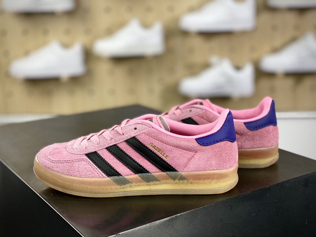 220 阿迪达斯Adidas Gazelle Indoor Trainers 羚羊内训系列低帮复板鞋“翻毛玫粉藏蓝生胶底”IE7002