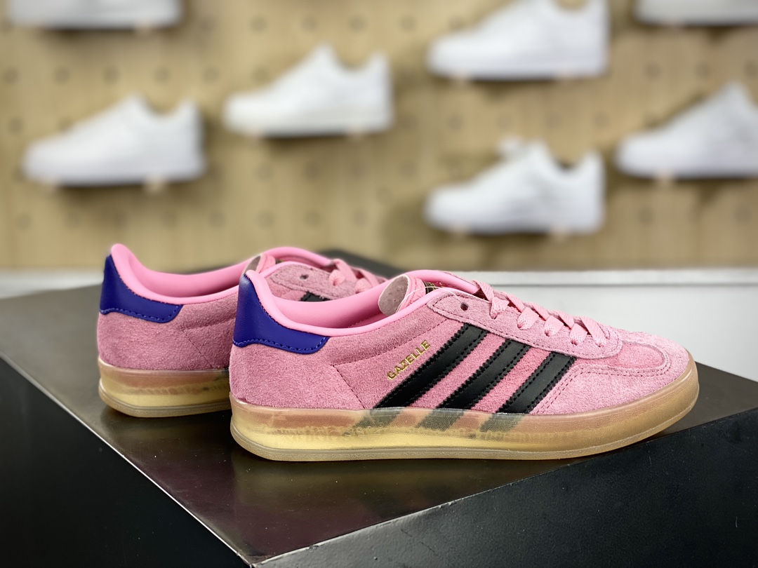 220 阿迪达斯Adidas Gazelle Indoor Trainers 羚羊内训系列低帮复板鞋“翻毛玫粉藏蓝生胶底”IE7002