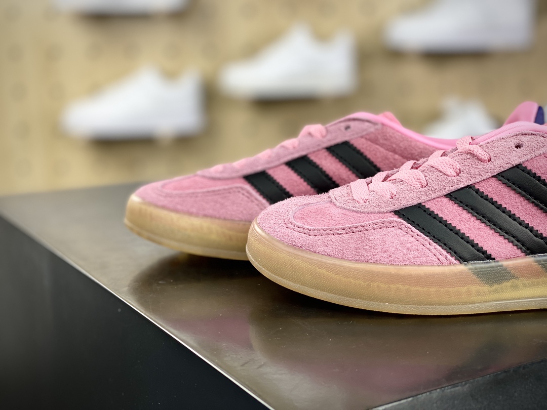 220 阿迪达斯Adidas Gazelle Indoor Trainers 羚羊内训系列低帮复板鞋“翻毛玫粉藏蓝生胶底”IE7002