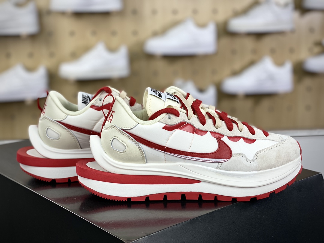 240 Sacai x Nike VaporWaffle 3.0”Beige/University Red”系列慢跑鞋“厚布米白大学红重叠双钩子”DD1875-110