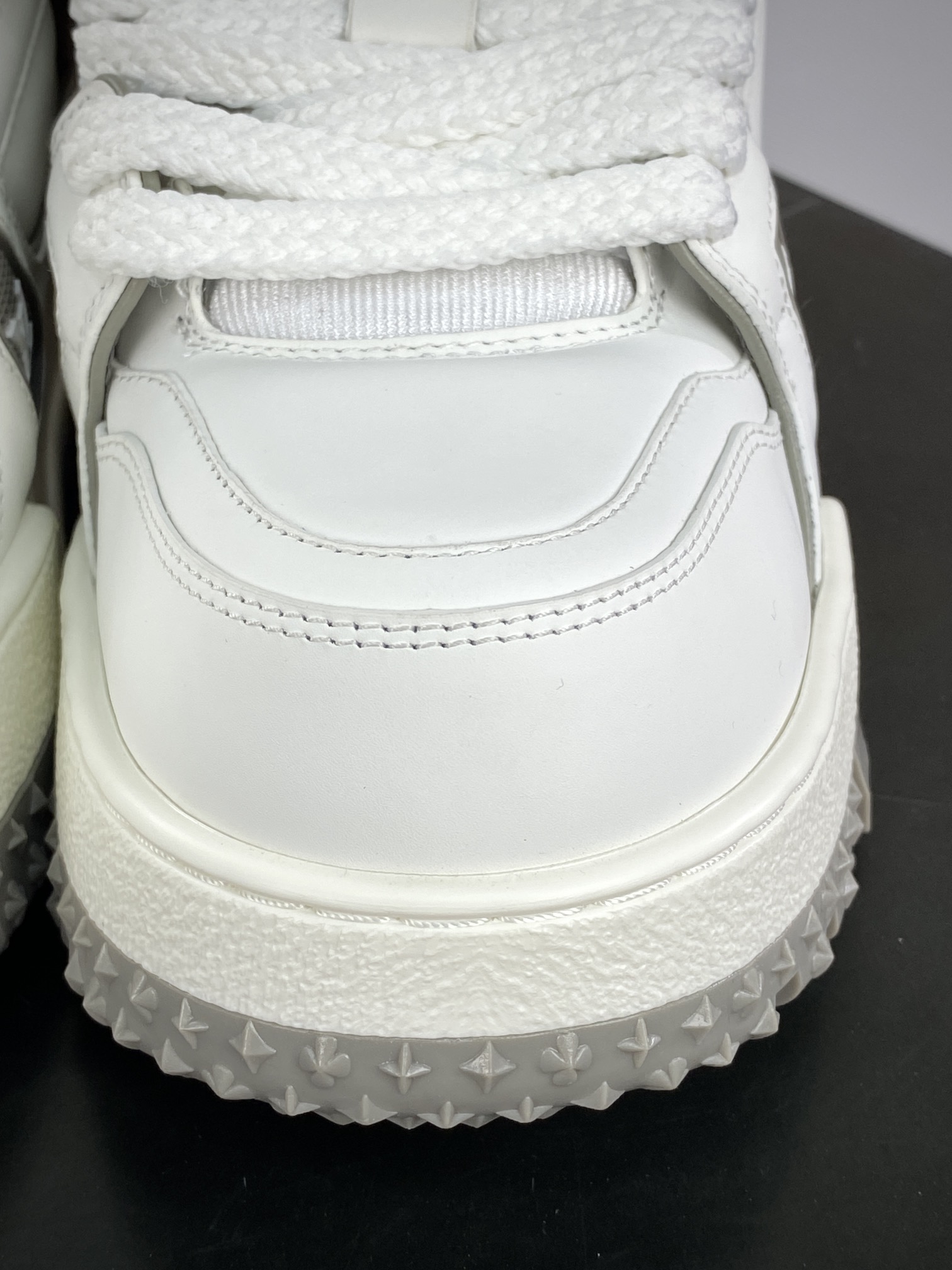 550 LV路易威登Louis Vuitton Trainer Maxi Low Leather Sneaker 面包版篮球板鞋“灰白胖丁面包LV”1A88BK