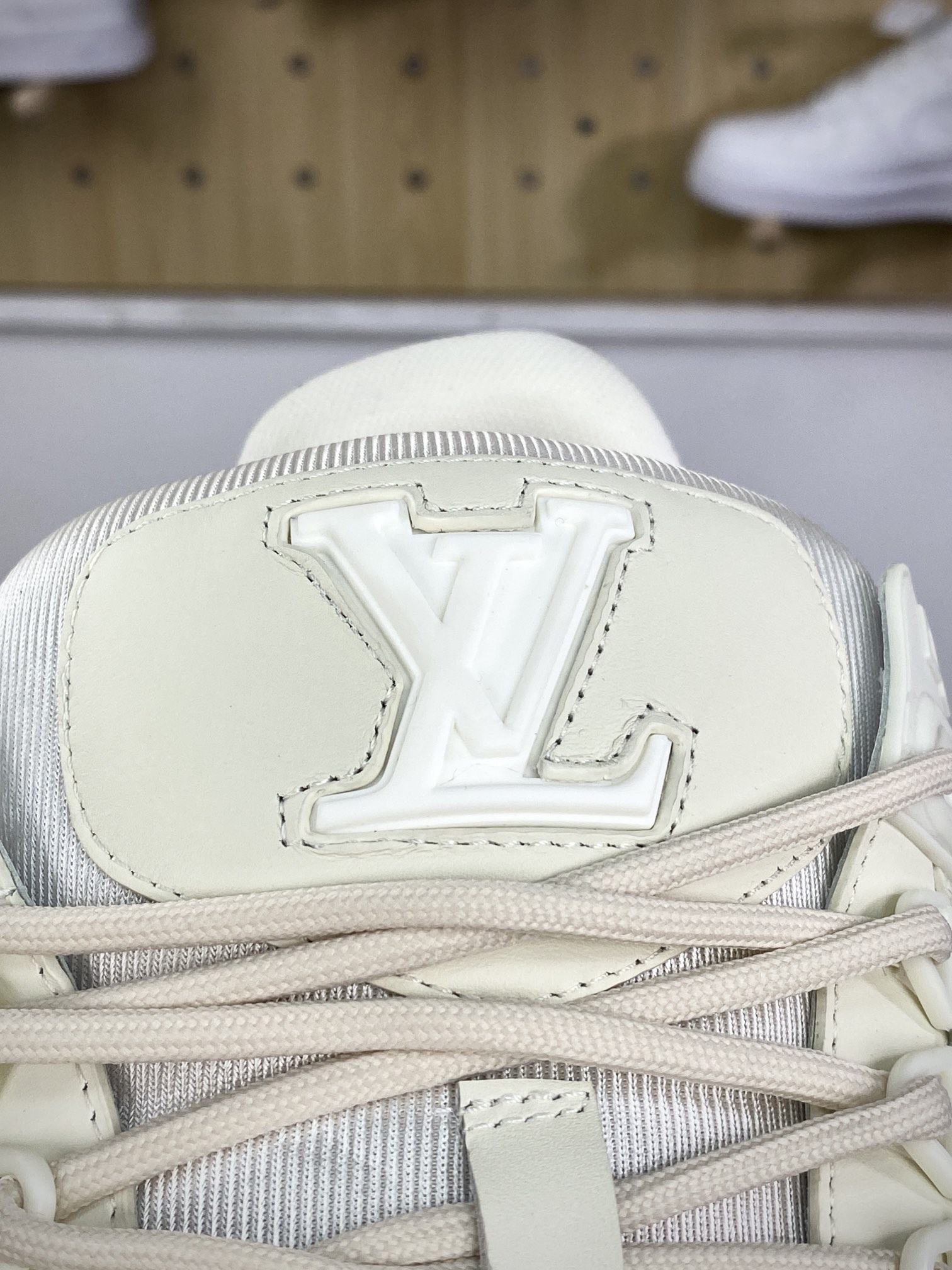 500 LV路易威登Louis Vuitton Trainer Maxi Low Leather Sneaker 面包版板鞋“米白卡其胖丁面包”1A88BK