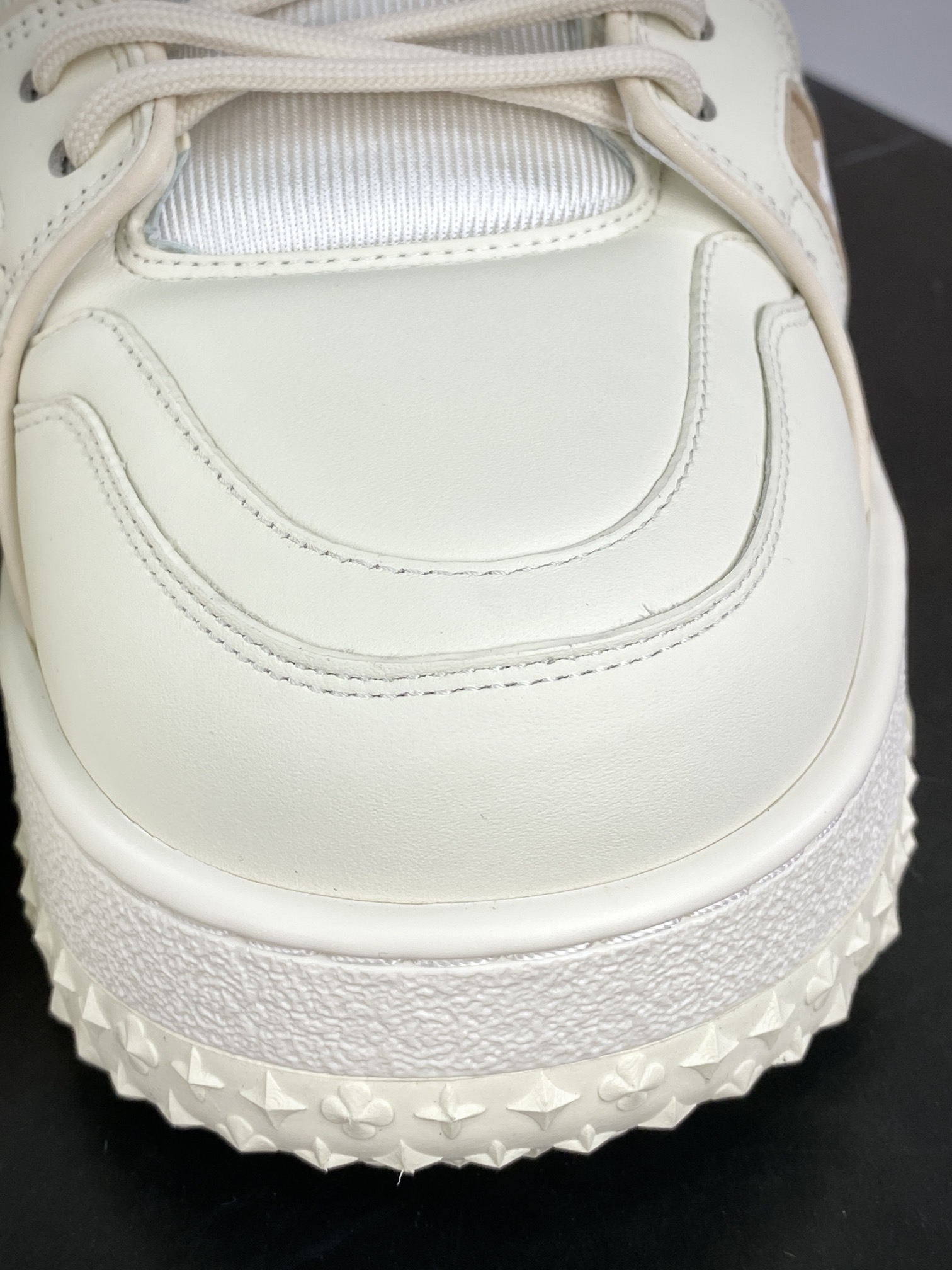 500 LV路易威登Louis Vuitton Trainer Maxi Low Leather Sneaker 面包版板鞋“米白卡其胖丁面包”1A88BK