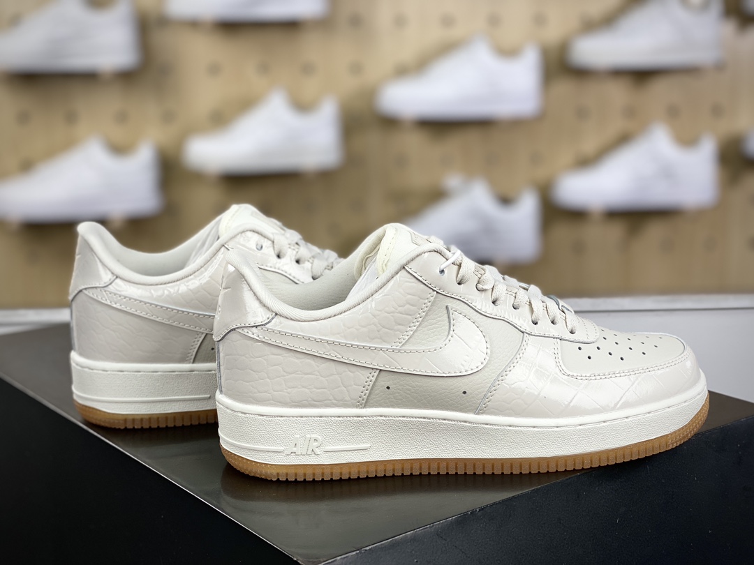 200 耐克Nike Wmns Air Force 1’07 Low LX”White/Photon Dust”空军一号板鞋“拼色白光骨灰”DZ2708-102