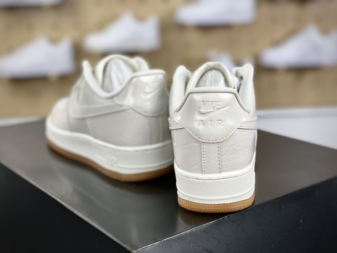 200 耐克Nike Wmns Air Force 1’07 Low LX”White/Photon Dust”空军一号板鞋“拼色白光骨灰”DZ2708-102