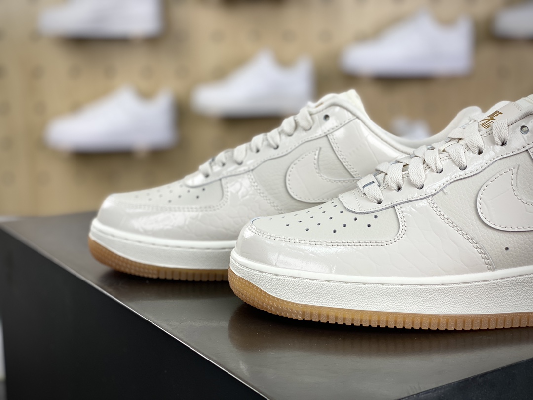 200 耐克Nike Wmns Air Force 1’07 Low LX”White/Photon Dust”空军一号板鞋“拼色白光骨灰”DZ2708-102