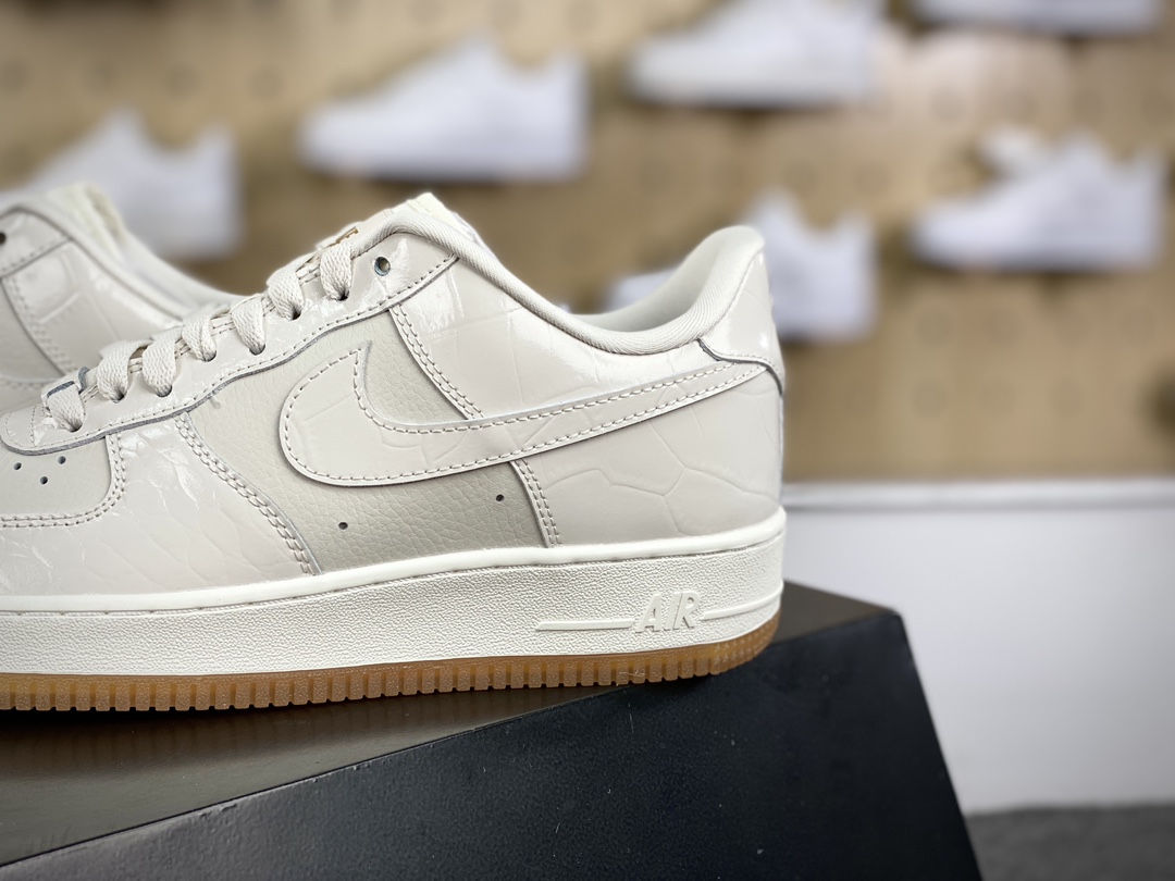 200 耐克Nike Wmns Air Force 1’07 Low LX”White/Photon Dust”空军一号板鞋“拼色白光骨灰”DZ2708-102