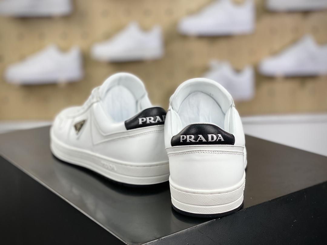 400 意大利高奢品牌·普拉达Prada Downtown Low Sneakers 闹市区系列低帮板鞋“皮革白黑三角标”2EE364_3LJ6_F0964