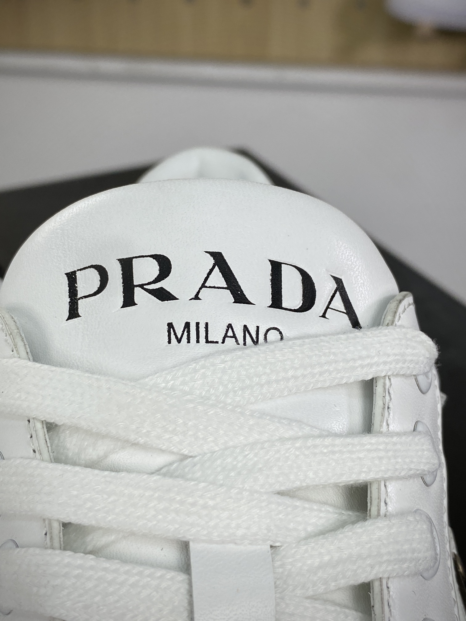 400 意大利高奢品牌·普拉达Prada Downtown Low Sneakers 闹市区系列低帮板鞋“皮革白黑三角标”2EE364_3LJ6_F0964