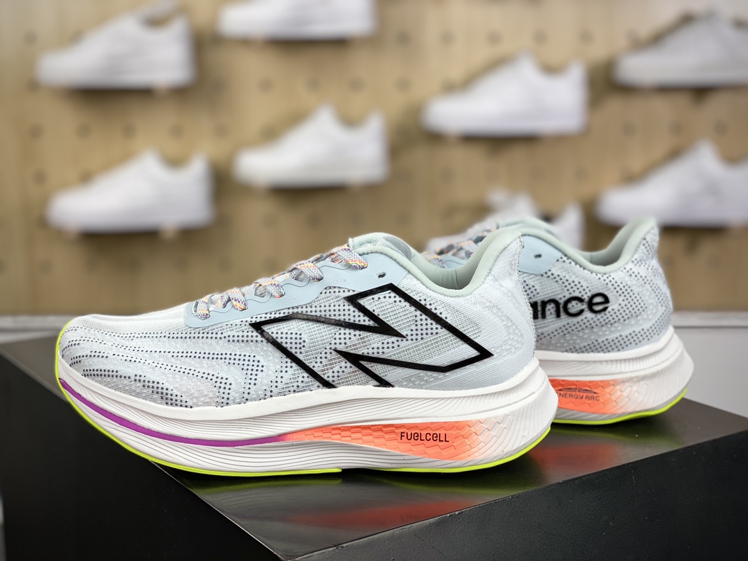 200 新百伦New Balance FuelCell SuperComp Trainer V2 康普训练V2系列慢跑鞋“网纱浅蓝黑渐红紫变”MRCXLG3