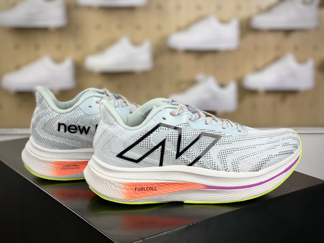 200 新百伦New Balance FuelCell SuperComp Trainer V2 康普训练V2系列慢跑鞋“网纱浅蓝黑渐红紫变”MRCXLG3