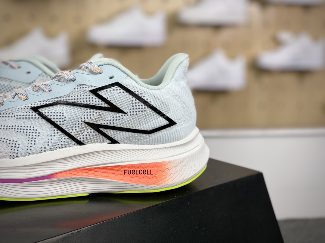 200 新百伦New Balance FuelCell SuperComp Trainer V2 康普训练V2系列慢跑鞋“网纱浅蓝黑渐红紫变”MRCXLG3