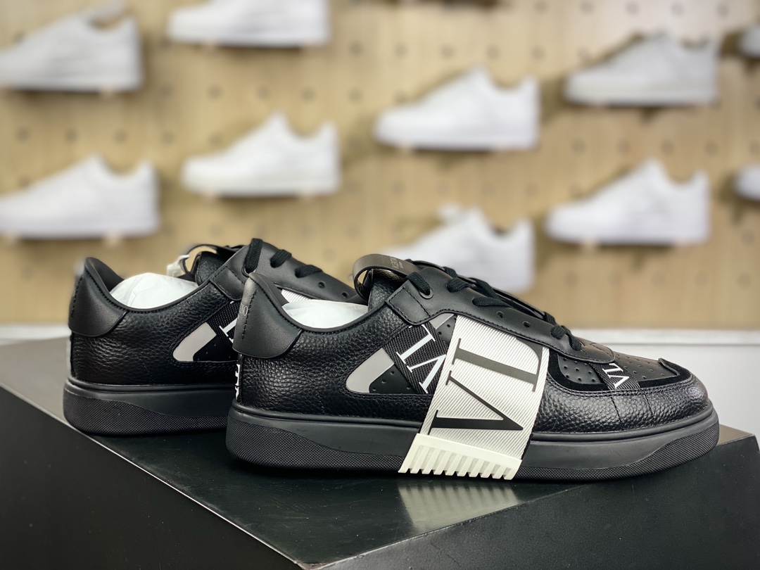 450 华伦天奴/Valentino Garavani VL7N Low Sneakers 系列低帮板鞋“黑白字母绑带LOGO”TY2S0C16WRQ0NI