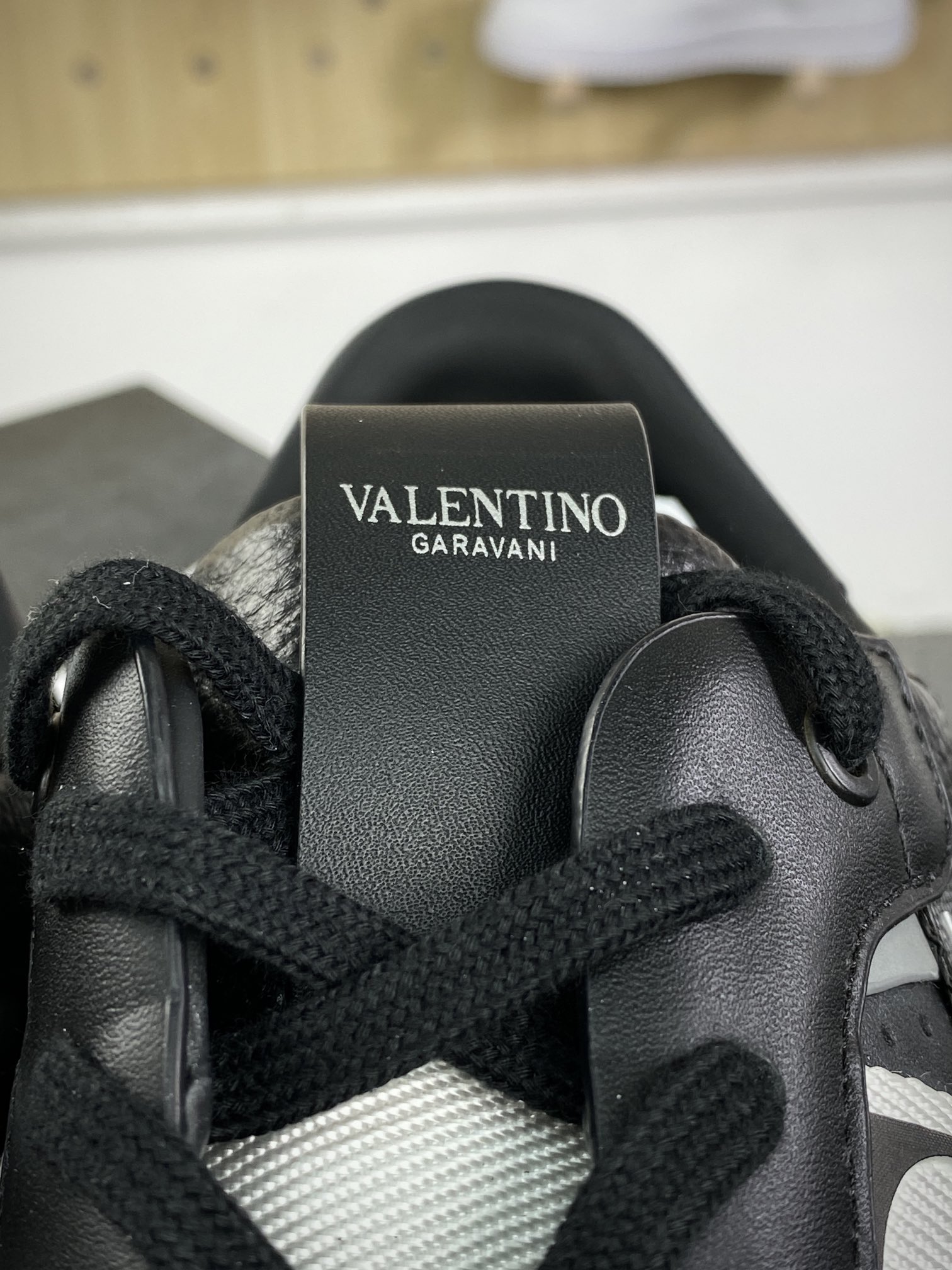 450 华伦天奴/Valentino Garavani VL7N Low Sneakers 系列低帮板鞋“黑白字母绑带LOGO”TY2S0C16WRQ0NI