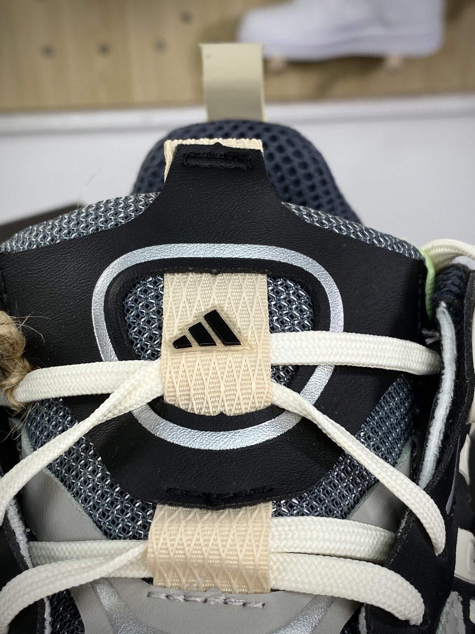 260 阿迪达斯Adidas XLG Runner Deluxe 跑步者豪华版系列低帮慢跑鞋“米白灰橘粉绿深蓝”IH7796